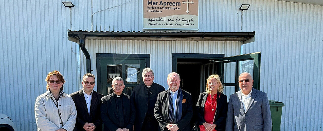 Für mehr als 3.000 Gemeindemitglieder ist die chaldäisch-katholische Mar-Apreem-Kirche zu klein. Davon überzeugte sich der Bonifatiuswerk-Generalsekretär bei einem Besuch in Eskilstuna (von links): Agnes Eggertz, Staffan Livehed, ein Priester der Gemeinde, Monsignore Georg Austen, Generalvikar Pascal Lung, Hanna Wirström sowie ein Mitglied der Gemeinde. (Foto: Chaldäisch-katholische Gemeinde Mar Apreem)