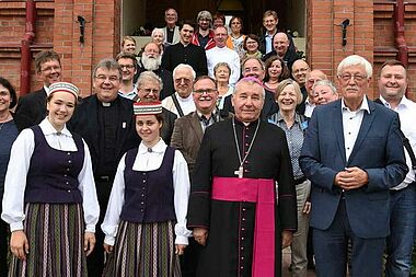Gruppenfoto mit Bischof Pavlovskis und Studentinnen in lettischer Tracht. Foto. Sr. Theresita M. Müller