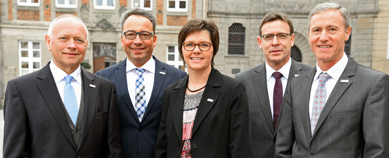 Bildunterzeile: Hans Bernd Janzen (v.l.), Andreas Kaiser, Birgit Blanke, Ulrich Franke und Karl-Heinz Eimertenbrink arbeiten im Stiftungszentrum des Bonifatiuswerkes in Paderborn. Foto: Patrick Kleibold