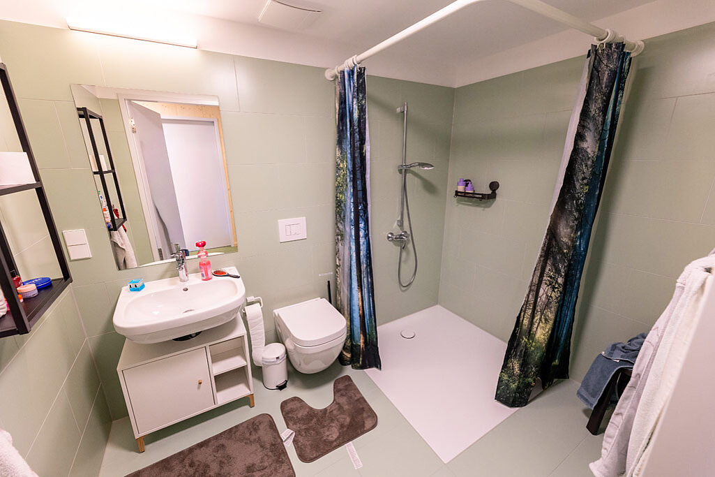 Ein Badezimmer mit Dusche, Waschbecken, WC und Spiegel.  (Foto: Hartmut Salzmann)