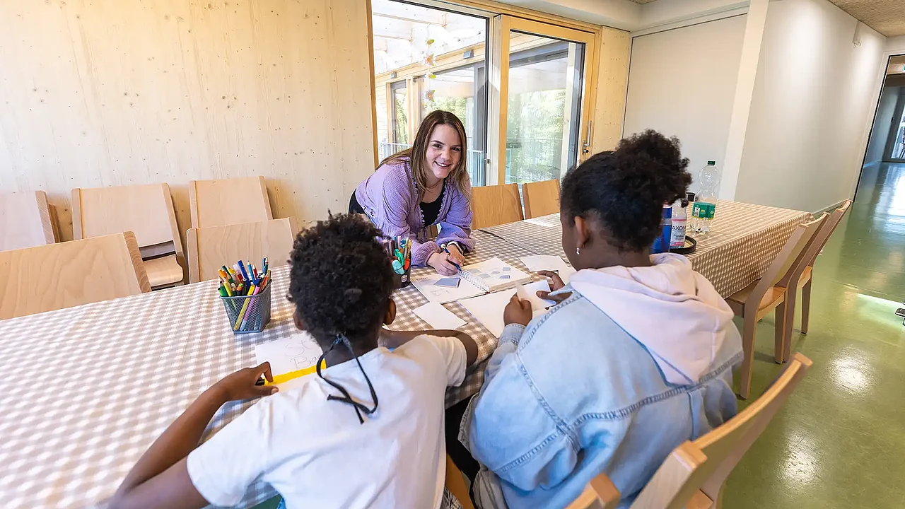 Erzieherin Shanice Brietz hilft in Haus Martha bei der Hausaufgabenbetreuung. Foto: Hartmut Salzmann