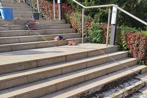 Mehrere Monate dauerten die Bauarbeiten zur Sanierung des Treppenaufgangs zur Kirche St. Elisabeth Eschwege. Das Bild zeigt die Anlage kurz vor der Fertigstellung. Foto: Katholische Kirchengemeinde St. Elisabeth Eschwege.