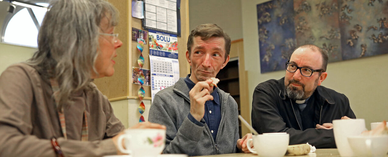 Pfarrer Michael Wiesböck im Gespräch mit Besuchern, die die warme Mahlzeit der Gemeinde in Anspruch nehmen. (Foto: Markus Nowak)