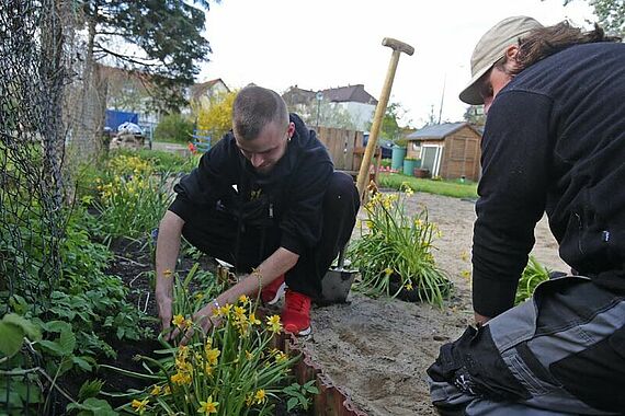 Das Jugendhaus CaT bietet ganz unterschiedliche Beschäftigungen, sei es Gartenarbeit, Sport, gemeinsames Kochen oder auch Backen.