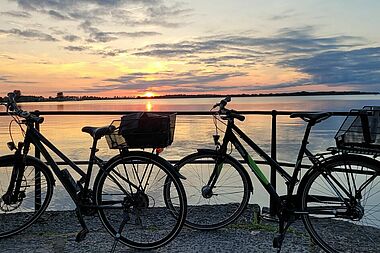 Mit dem Fahrrad unterwegs im schwedischen Vadstena. (Foto: Anna Zeiler)