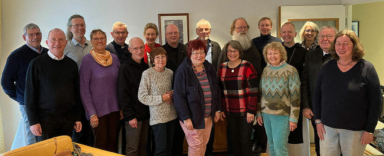 Die Reisegruppe gemeinsam mit dem norwegischen Bischof Erik Varden (4.v.l.) (Foto: Thomas Twents)