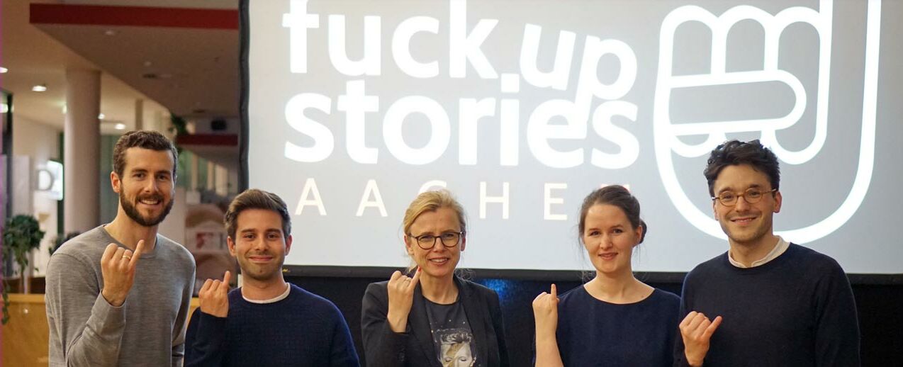 Projekteam fuckupstories (3): Von Links: Christian Sprinkmeyer (Speaker), Deniz Saner (Speaker), Ursula Hahmann (Moderatorin), Laura Slade (Speaker) und Tim Host (Speaker). Foto: Projektgruppe "Fuck Up Stories Aachen".