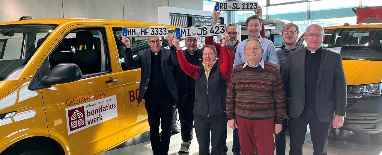 Bonibusübergabe beim VW-Händler Thiel in Paderborn (von links) Pfarrer Hans Janßen (Hamburg), Monsignore Georg Austen, Monika Geschke (Lübbecke), Alexander Hausch (Schleswig), Benedikt Getta (Lübbecke), Günter Schmidt (Lübbecke), Florian Dreyer (Lübbecke) und Pfarrer Karl-Heinz Graute (Lübbecke). Foto: Bonifatiuswerk/Marius Thöne