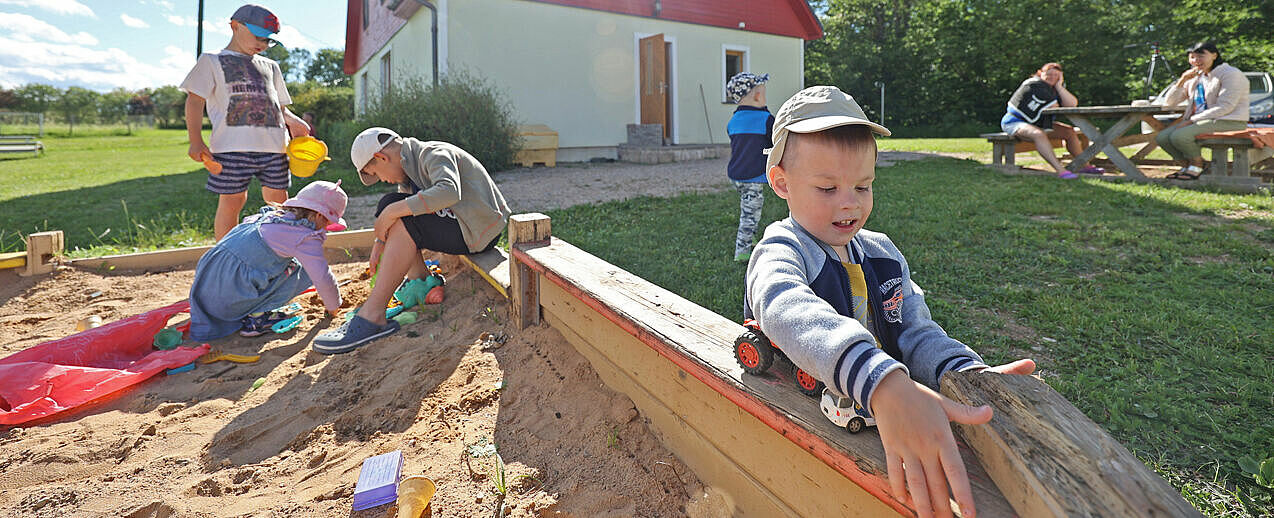 Beim Buddeln im Sand dürfen die Kinder einfach nur Kind sein. (Foto: Markus Nowak) 