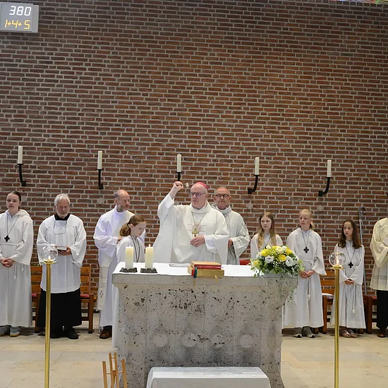 Mit einem Gottesdienst mit Weibischof Johannes Wübbe ist die Wiedereröffnung des Gemeindezentrums gefeiert worden. (Foto: Marion Bleumer)