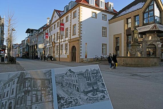 Das Gebäude am Kamp 22, das heutige Bonifatiushaus, wurde um 1720 erbaut. Die Tafel im Vordergrund zeigt eine Ansicht des durch Bomben zerstörten Gebäudes nach dem 2. Weltkrieg, das in den Jahren 1947-49 durch das Bonifatiuswerk wieder aufgebaut wurde. Foto: Patrick Kleibold