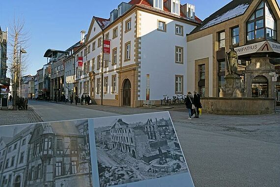 Das Gebäude am Kamp 22, das heutige Bonifatiushaus, wurde um 1720 erbaut. Die Tafel im Vordergrund zeigt eine Ansicht des durch Bomben zerstörten Gebäudes nach dem 2. Weltkrieg, das in den Jahren 1947-49 durch das Bonifatiuswerk wieder aufgebaut wurde. Foto: Patrick Kleibold