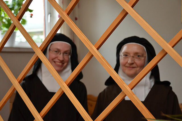 Die Schwestern Eva-Maria und Victima und haben für Besucher und Hilfesuchende immer ein offenes Ohr. (Foto: A. Herrmann)