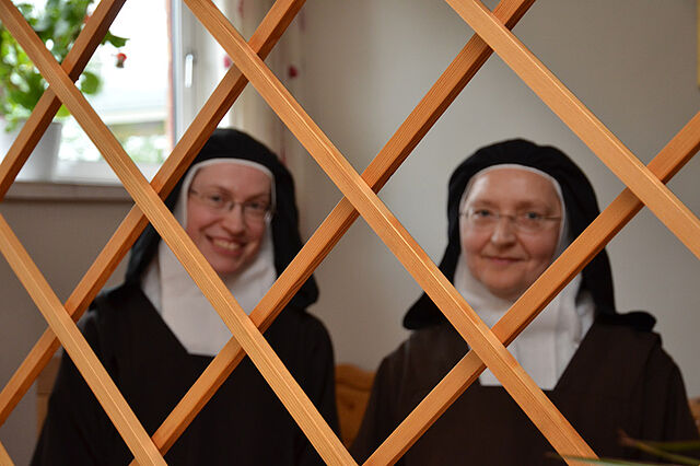 Die Schwestern Eva-Maria und Victima und  haben für Besucher und Hilfesuchende immer ein offenes Ohr. (Foto: A. Herrmann)