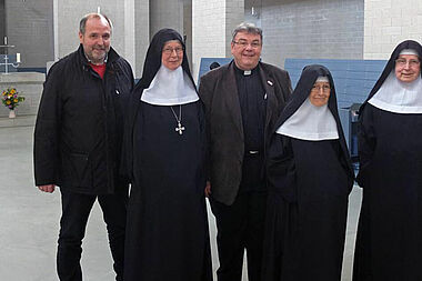 Die Schwestern des Benediktinerinnenkloster Mariavall zeigen Matthias Micheel (links) und Monsignore Georg Austen ihre Klosterkirche. Foto: Heße
