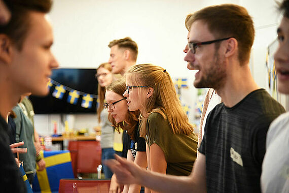 Speed Dating: die Praktikanten lernen sich im persönlichen Gespräch kennen Foto: Theresa Meier 