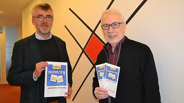 Dechant Bernd Strickmann (links) und Pfarreirat Günter Kannen wollen mit dem Jahresprogramm kirchliche Tradition in die Lebenswirklichkeit der modernen Zeit tragen. © Max Meyer