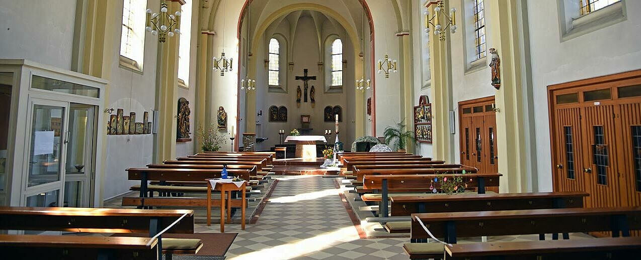 Die Kirchenbänke der ehemaligen Klosterkirche auf dem Kerbschen Berg in Dingelstädt werden zum Verkauf angeboten. (Foto: Patrick Kleibold)