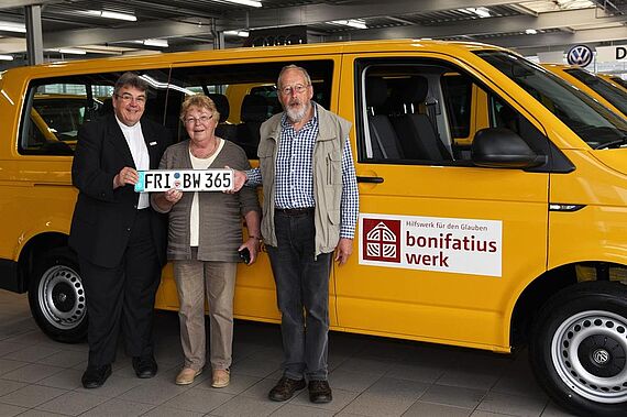 Im Bild von links: Monsignore Georg Austen, Karla Kröner, Theo Söbbeke. Foto: Sr. Theresita M. Müller