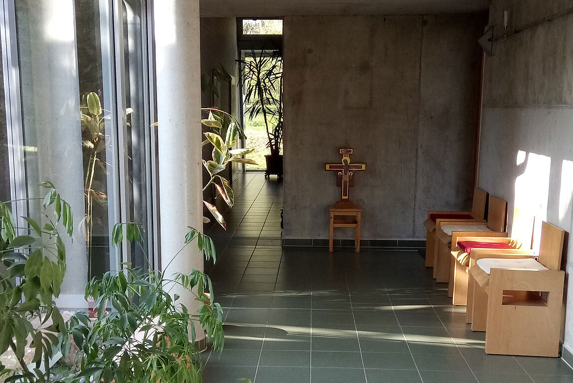 Der Kreuzgang verbindet Unterkunft und Kirche. (Foto: Privat)