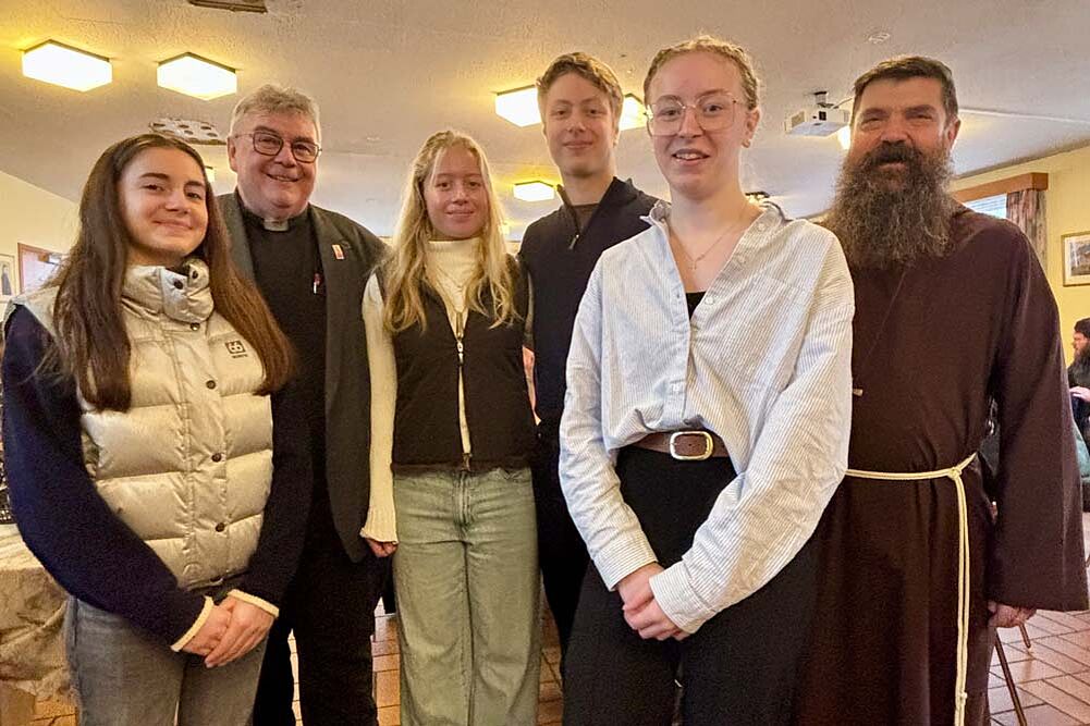 „Praktikantin im Norden“ Luisa Maas (2. v.r.) freut sich mit ihren jungen Kolleginnen und Kollegen über den Besuch von Monsignore Gerog Austen (2.v.l.) und Bischof David Tencer (re.). Foto: privat