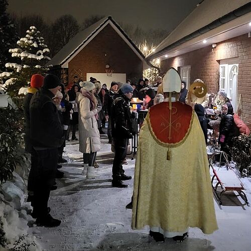 In Neukloster lauschten die Menschen den Nikolaus-Geschichten. (Foto: Ute Weng)