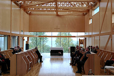 Besichtigung des Innenbereichs der wunderschönen Klosterkirche auf der Insel Tautra. Foto: Andreas Kaiser