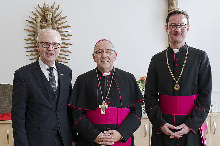 Bonifatiuswerk-Präsident Manfred Müller mit Bischof Wolganf Ipolt und Generalvikar Markus Kurzweil. (Foto: Pawel Sosnowski)
