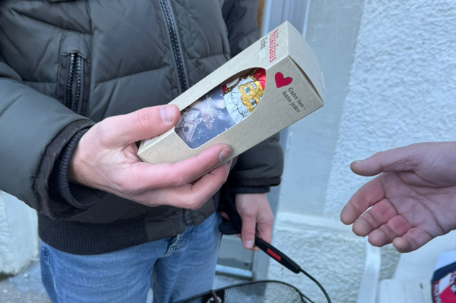 Übergabe eines Schokonikolaus an einen Besucher der Tafel. (Foto Andrea Wild)