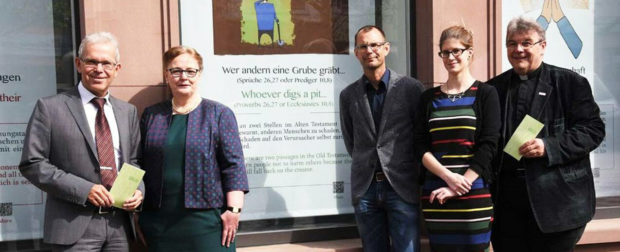 Dr. Richard Böger (v. l.), Dr. Ulrike Kurth, Dr. Andreas Müller, Kollegleiter des Westfalen-Kollegs Paderborn, Darina Výbohová, Monsignore Georg Austen. Foto: Theresa Meier