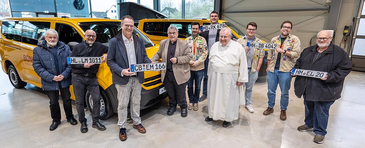 Bonifatiuswerk-Generalsekretär Monsignore Georg Austen (4. v.l.) übergab jetzt fünf BONI-Busse an Vertreter von Gemeinden und kirchlichen Institutionen aus Cottbus, Hamburg, Hameln, Lübeck und Magdeburg. Foto: Hartmut Salzmann