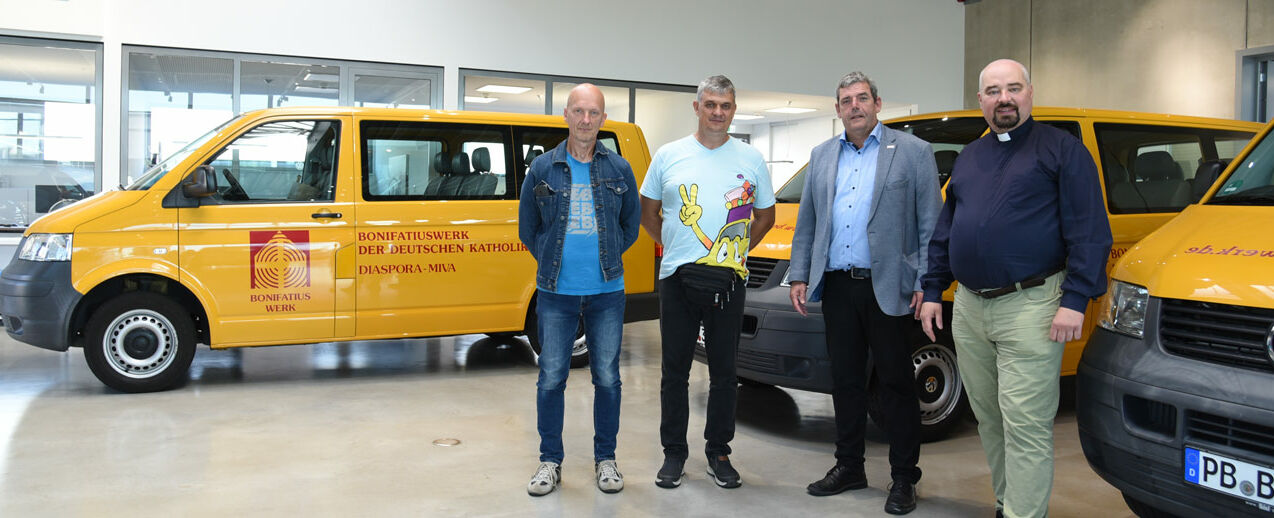Vilnis Rīders, Aldis Čamāns and Dean Ingars Stepkāns arehappy about the three BONI buses presented by Ingo Imenkämper, Managing Director of the Bonifatiuswerk (second from right). (Photo: Simon Helmers)