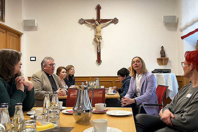 Bonifatiuswerk-Generalsekretär Msgr. Georg Austen (l.) und Melanie Cramer, Präsidentin des Rotary-Clubs Paderborn Stadt+Land (r.), begrüßen die Schülerinnen und Schüler sowie die Verantwortlichen der Praktikumsbetriebe im Bonifatiushaus. (Foto: Theresa Meier)