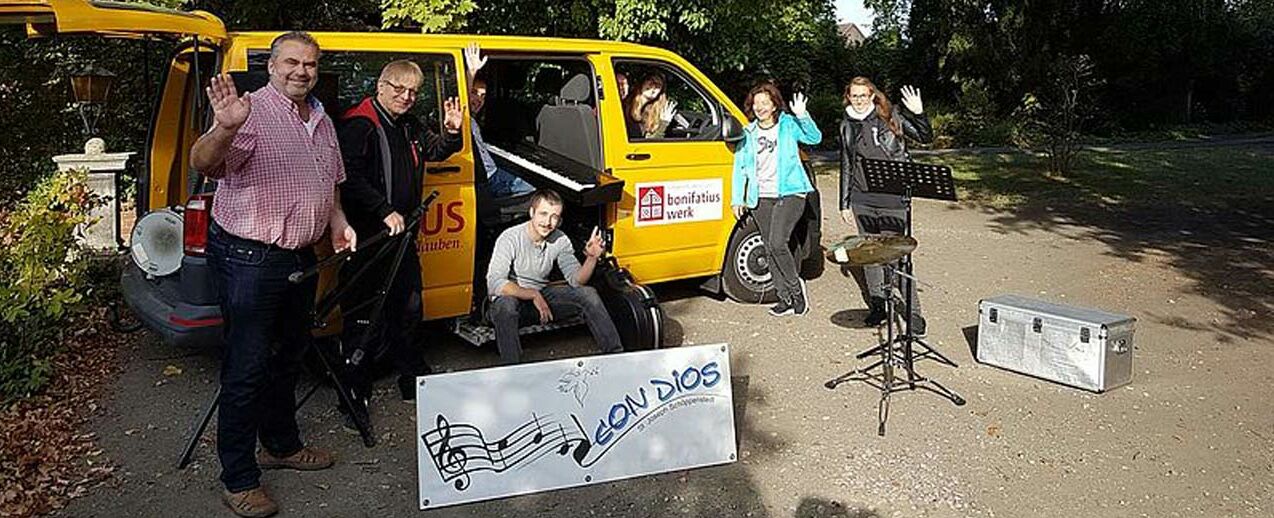 Kirchenband "Con Dios aus Schöppenstedt" mit den neuen Boni-Bus. (Foto: Peter Wachsmann)