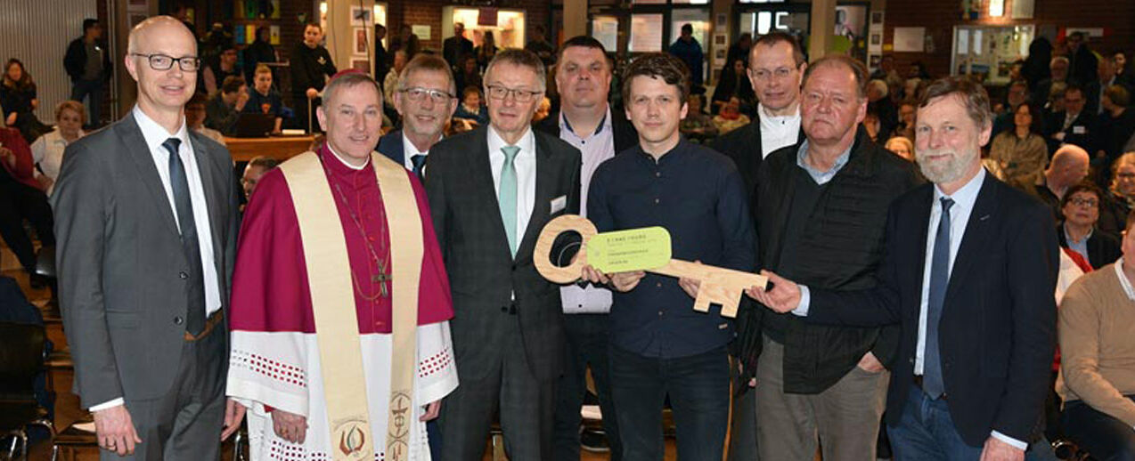 Bei der symbolischen Schlüsselübergabe v.l. Uwe Kathmann (Schulstiftung St. Benedikt), Weihbischof Wilfried Theising, Heinrich Blömer (Schulstiftung St. Benedikt), Georg Kallage (Schulleiter Franziskusschule), Carsten Feist (Stadt Wilhelmshaven), Architekt Christian Herzog (Bischöflich Münstersches Offizialat Vechta), Dechant Andreas Bolten, Bauleiter Architekt Bernhard Kampling, Günter Barkam (Schulleiter Cäcilienschule). Foto: Ludger Heuer