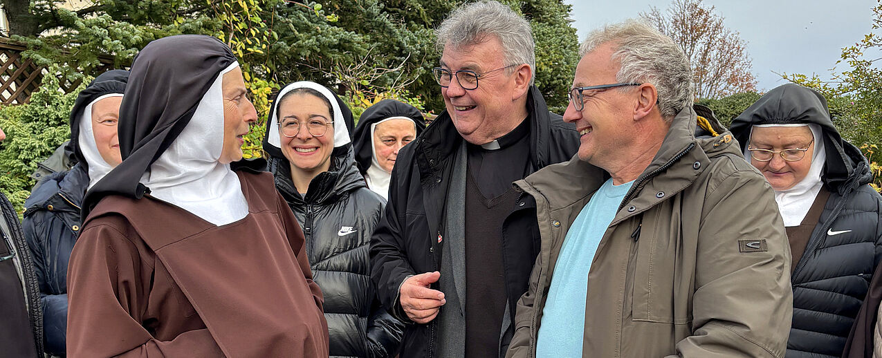 Bonifatiuswerk-Generalsekretär (Mitte) und Spender Friedrich Werneke im Austausch mit den Karmelschwestern im isländischen Hafnarfjördur. (Foto: privat)
