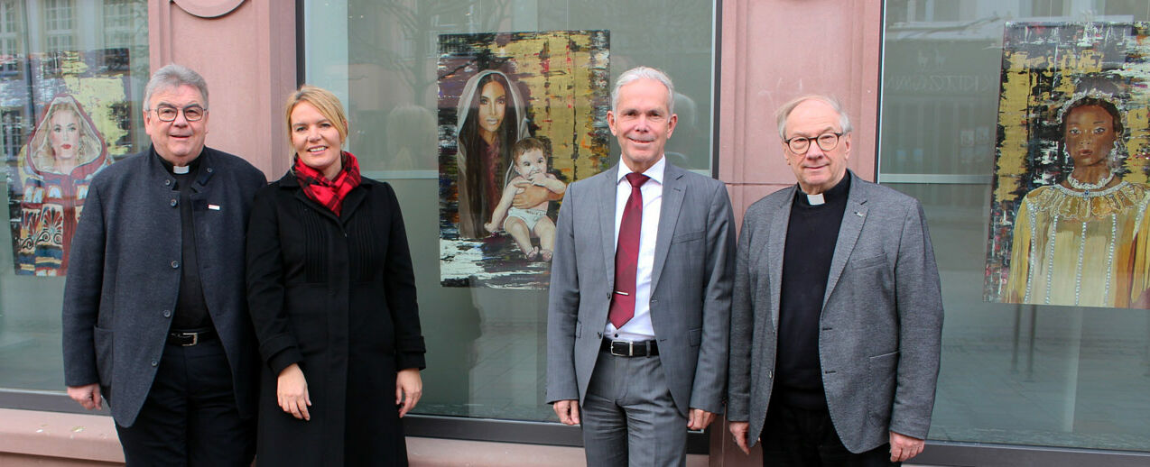 Monsignore Georg Austen, Generalsekretär des Bonifatiuswerkes der deutschen Katholiken (von links), Professorin Dr. Sylvia Vandermeer, Künstlerin, Dr. Richard Böger, Vorstandsvorsitzender der Bank für Kirche und Caritas und Pfarrer i.R. Geistlicher Rat Wolfgang Winkelmann eröffnen die Ausstellung "Ave Maria – Moderne Madonnen". (Foto: BKC, Carina Willeke)
