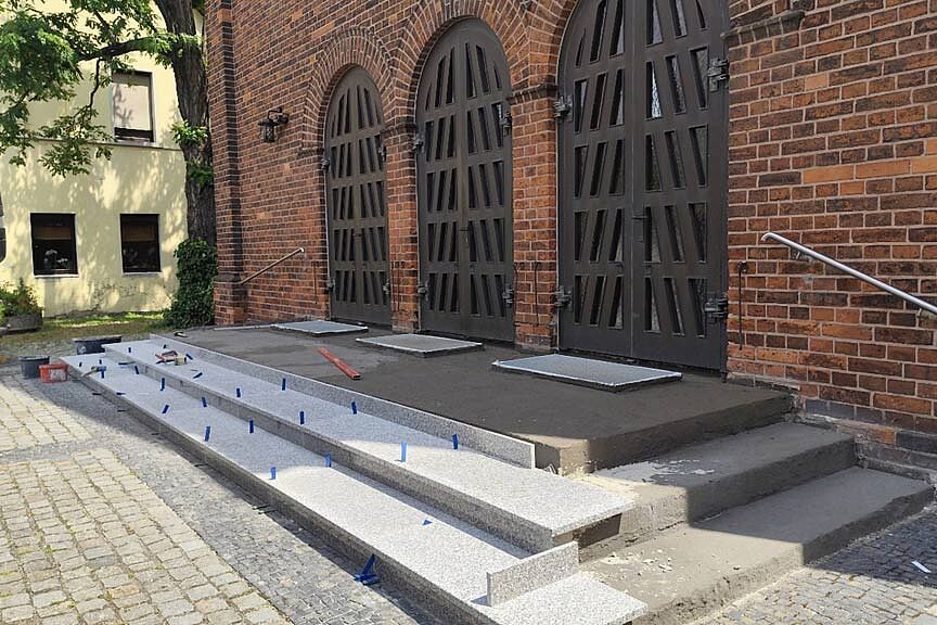 Der neue Treppenbelag wird aufgebracht. (Foto: Andreas Baron)