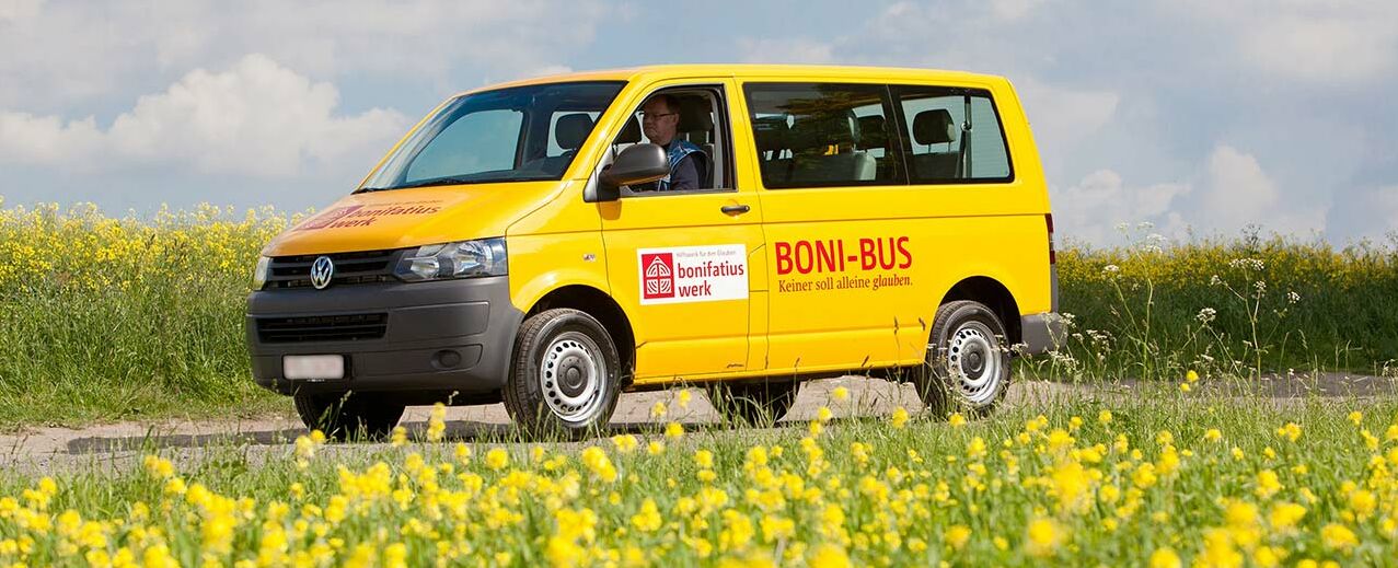 Markenzeichen der Verkehrshilfe sind die rapsgelben BONI-Busse. (Foto: Peter Semler)