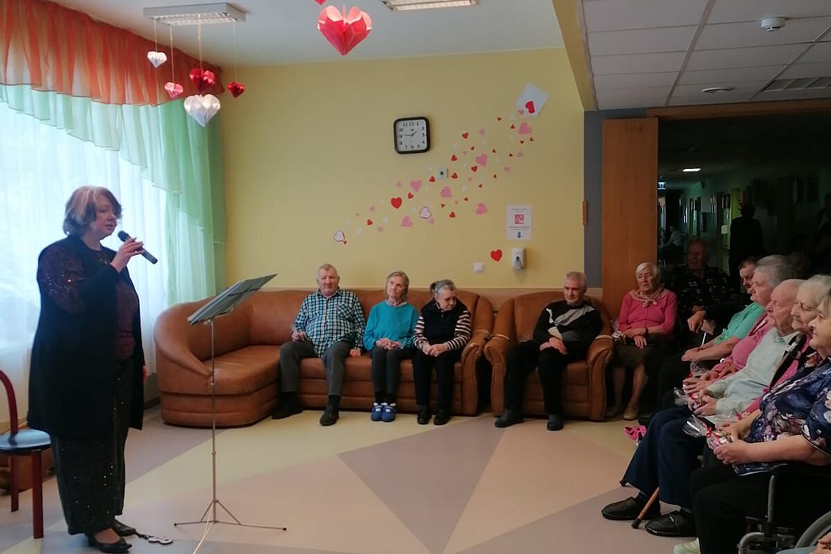Die Bewohner des Sozialpflegezentrums freuen sich über die musikalische Performance der Sängerin und Cellistin Maija Kalniņa. (Foto: Janīna Kursīte)