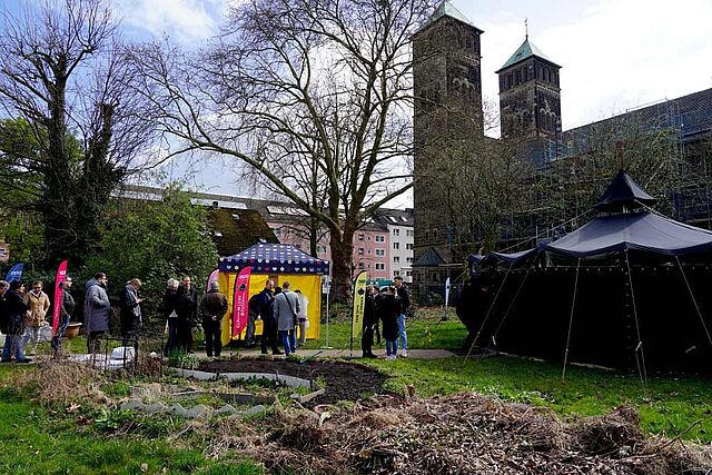 Im Welcome-Zelt hinter der Kirche findet während der Umbauphase ein abwechslungsreiches Programm für alle Generationen statt. (Foto: Michael Bodin)