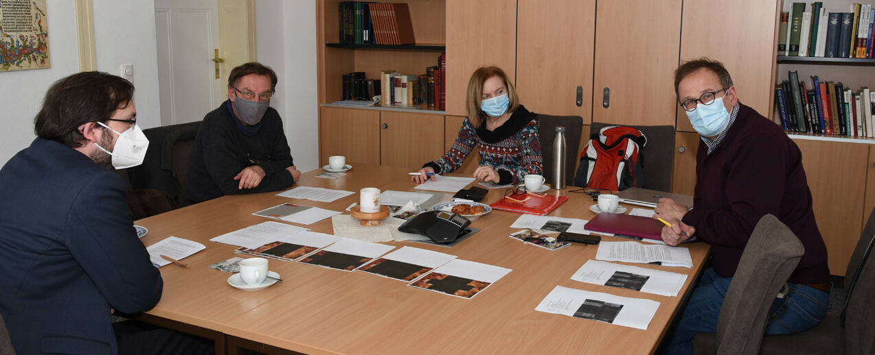 Bei der Vorbereitung der Fastenbriefe: Pfarrer Albrecht Bönisch, Andreas Neumann-Nochten, Gabriele Kretschmer und Frank Seibel. (Foto: Schmidt)