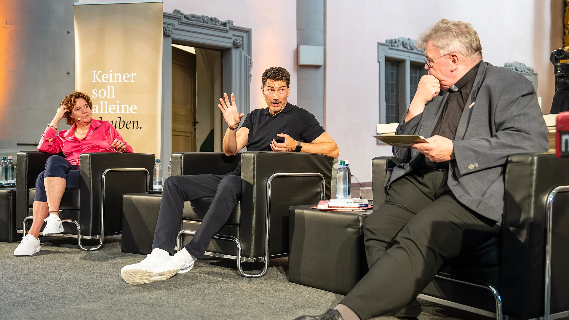 Gesprächsrunde zum Thema Hoffnung, Mut und Zuversicht (von links): Steffi Neu, Stefan Gödde, Bonifatiuswerk-Generalsekretär Monsignore Georg Austen. Foto: Hartmut Salzmann