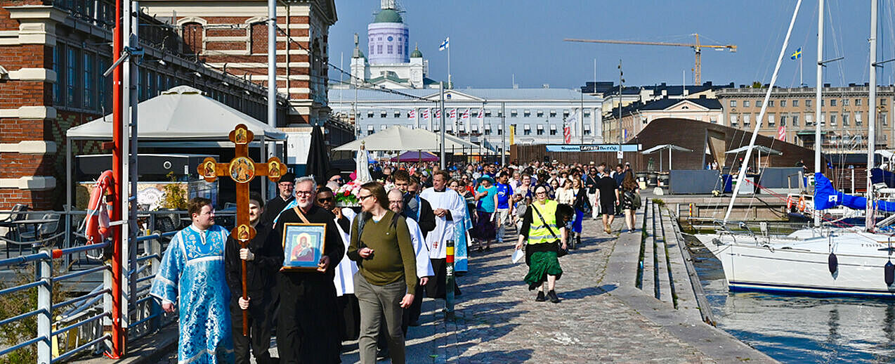 Die ökumenische Prozession führte durch die Innenstadt Helsinkis und am Hafen entlang. (Foto: Marko Tervaportti)
