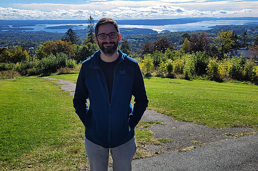 Der Priesteramtsanwärter in Oslo im sommerlichen Wintersportgebiet Holmenkollen. Foto: Jutta Reif