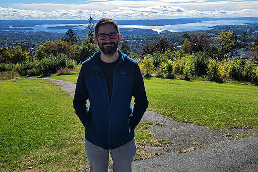 Der Priesteramtsanwärter in Oslo im sommerlichen Wintersportgebiet Holmenkollen. Foto: Jutta Reif