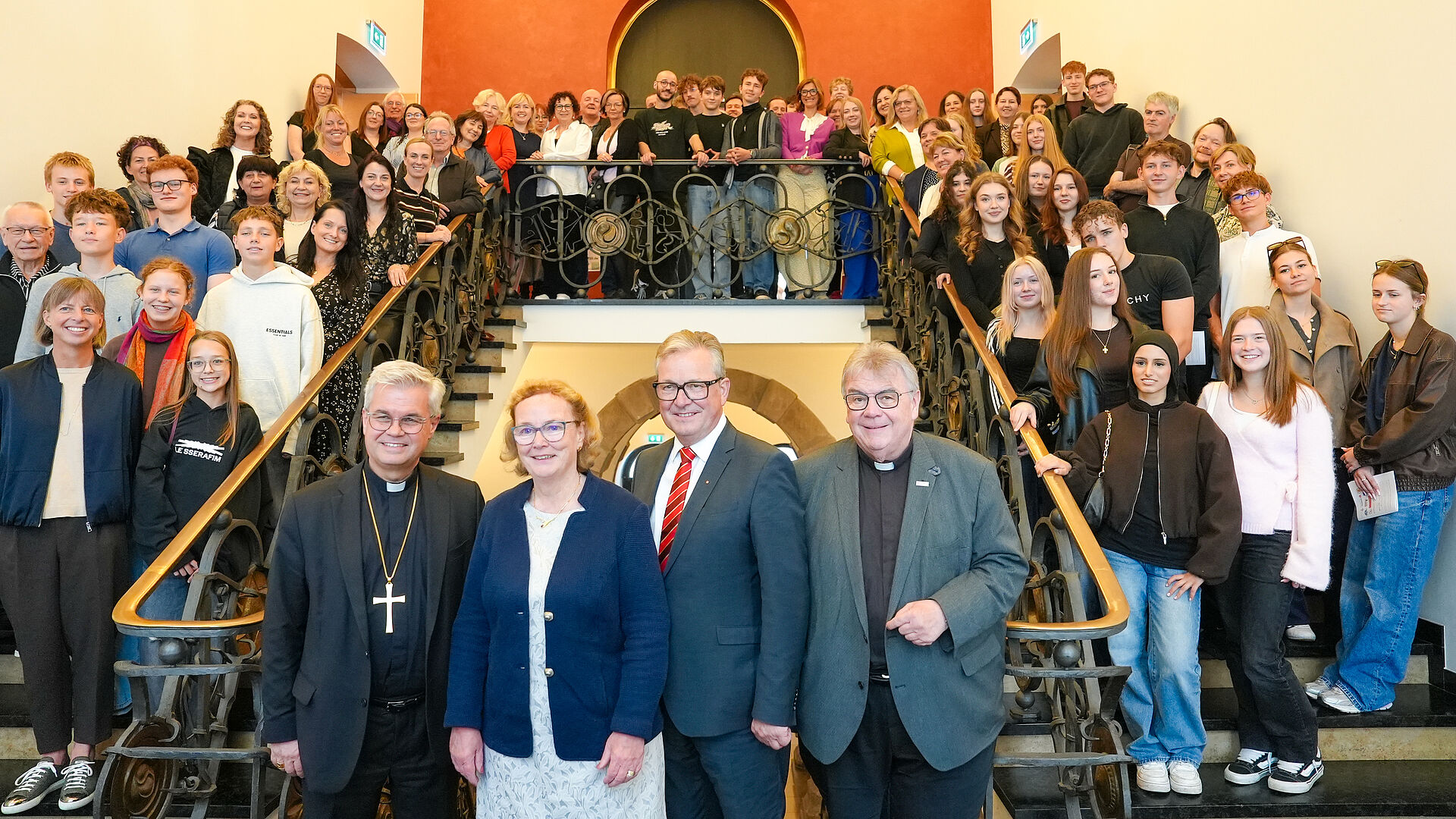Erzbischof Udo Markus Bentz mit den Initiatoren des Netzwerktreffens Ulrike Kurth, Bürgermeister a. D. Michael Dreier und Bonifatiuswerk-Generalsekretär Monsignore Georg Austen (v. l.). Foto: Marcus Thielking