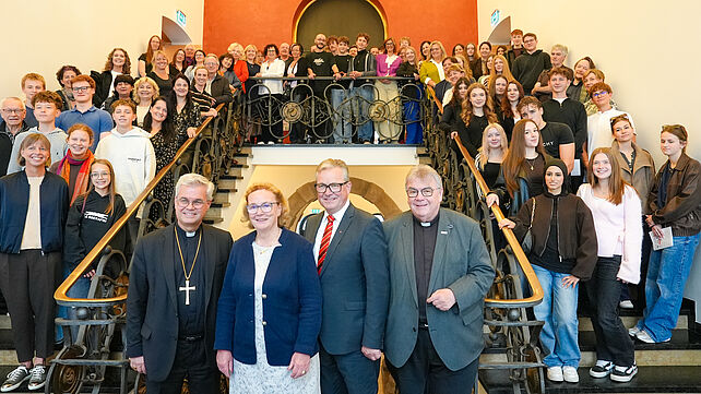 Erzbischof Udo Markus Bentz mit den Initiatoren des Netzwerktreffens Ulrike Kurth, Bürgermeister a. D. Michael Dreier und Bonifatiuswerk-Generalsekretär Monsignore Georg Austen (v. l.). Foto: Marcus Thielking