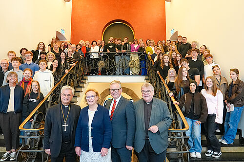 Erzbischof Udo Markus Bentz mit den Initiatoren des Netzwerktreffens Ulrike Kurth, Bürgermeister a. D. Michael Dreier und Bonifatiuswerk-Generalsekretär Monsignore Georg Austen (v. l.). Foto: Marcus Thielking