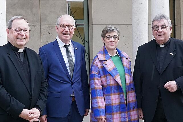 Zu Besuch bei Bischof Dr. Georg Bätzing (links): Bonifatiuswerk-Präsident Manfred Müller (von links), Prof. Hildegard Wustmans, Vorsitzende des Diözesan-Bonifatiuswerkes im Bistum Limburg, und Msgr. Georg Austen, Generalsekretär des Bonifatiuswerkes. (Foto: F. Schuld/Bistum Limburg)